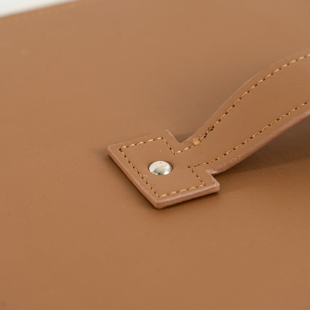 Elegant woven and leather-look storage box combining classic craftsmanship with modern style.