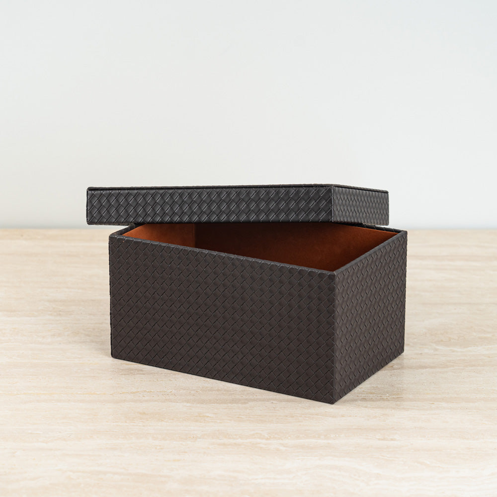 Minimalist woven storage basket for stylish home organization and décor.