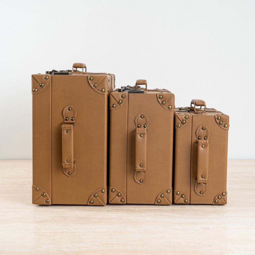 Multi-purpose storage chest for office, bedroom, or living room décor.