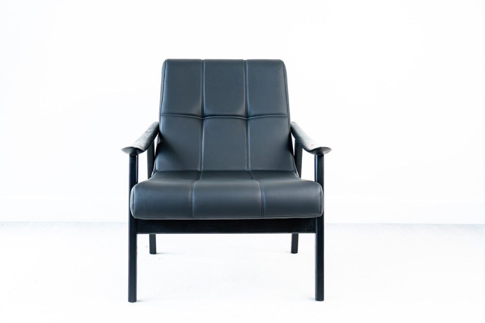 Luxury black Trani lounge chair with ashwood structure, modern accent chair for contemporary homes